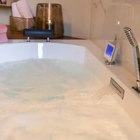 De Luxe Avec Jacuzzi Au Centre De - Parking Gratuit