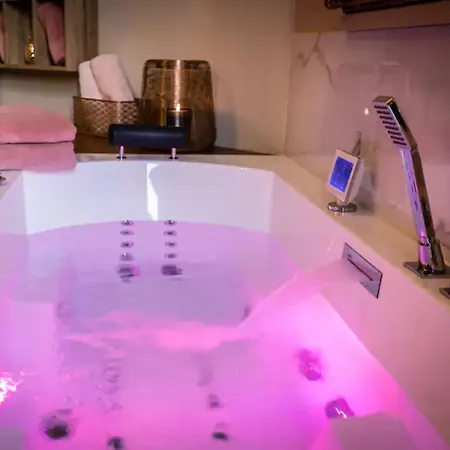 De Luxe Avec Jacuzzi Au Centre De Apartment *