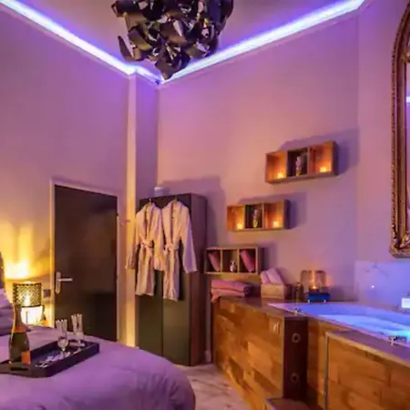 De Luxe Avec Jacuzzi Au Centre De Appartement